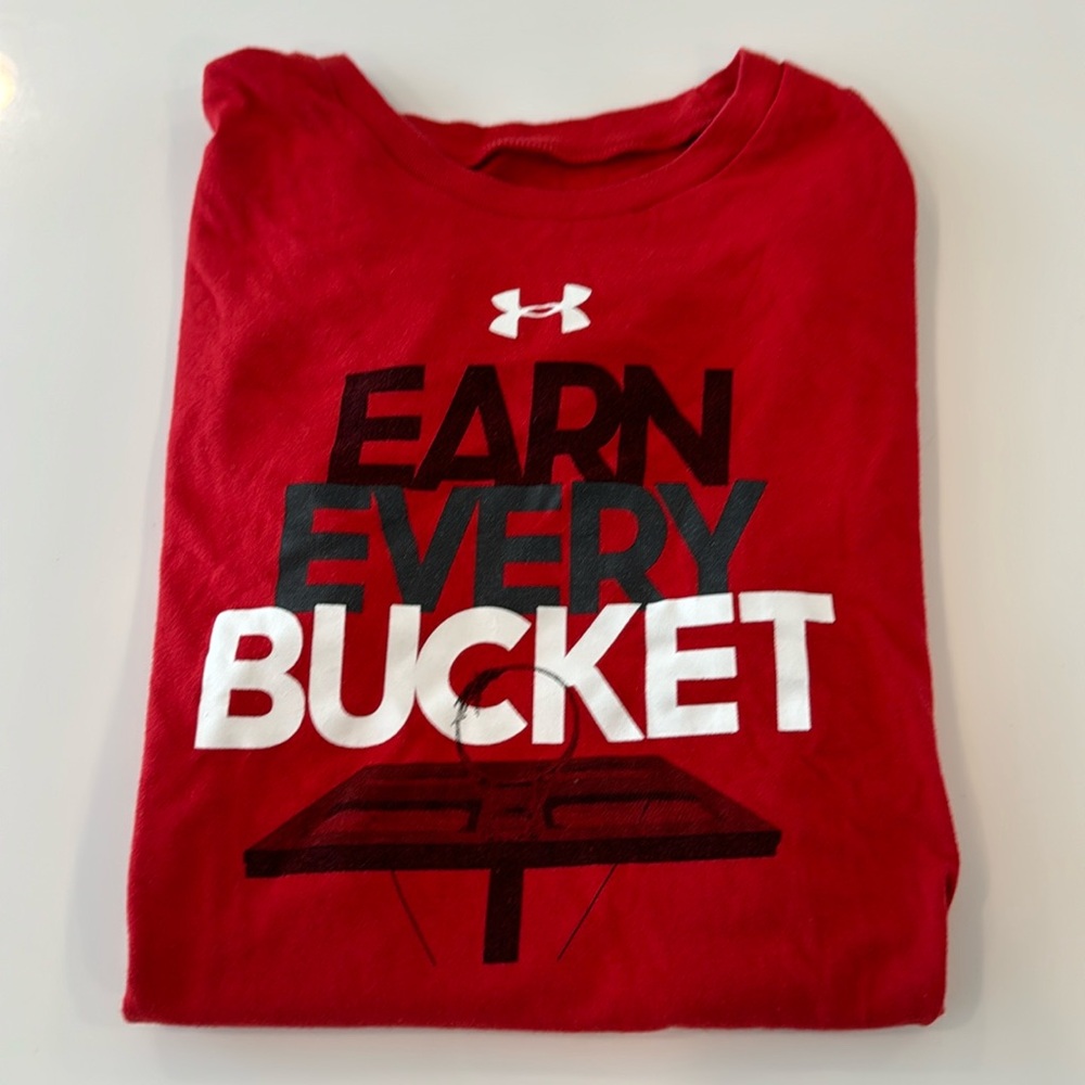 UA graphic tee size L